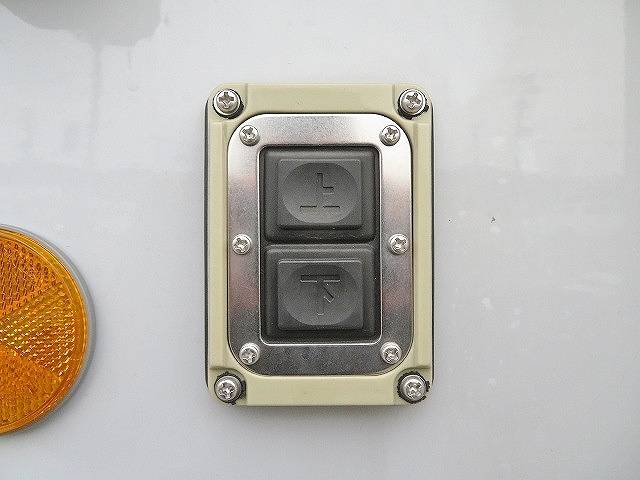 日野レンジャー冷蔵冷凍ウイング中型（4t）[写真32]