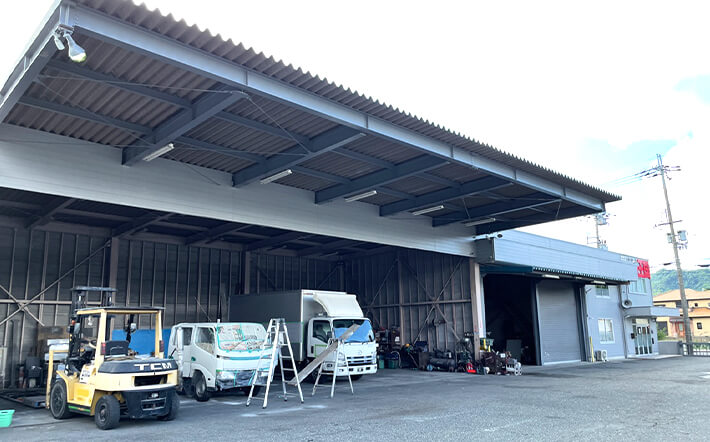 車両の整備・点検を入念に行い、最高の状態でお客様にお渡しします。