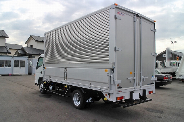 三菱ふそうキャンターアルミウイング小型（2t・3t）[写真02]
