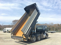 UDトラックスクオンダンプ大型（10t）[写真02]