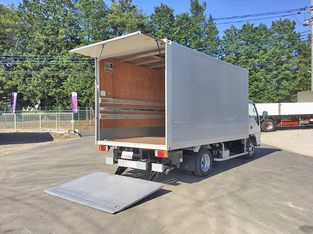 いすゞエルフアルミバン小型（2t・3t）[写真02]