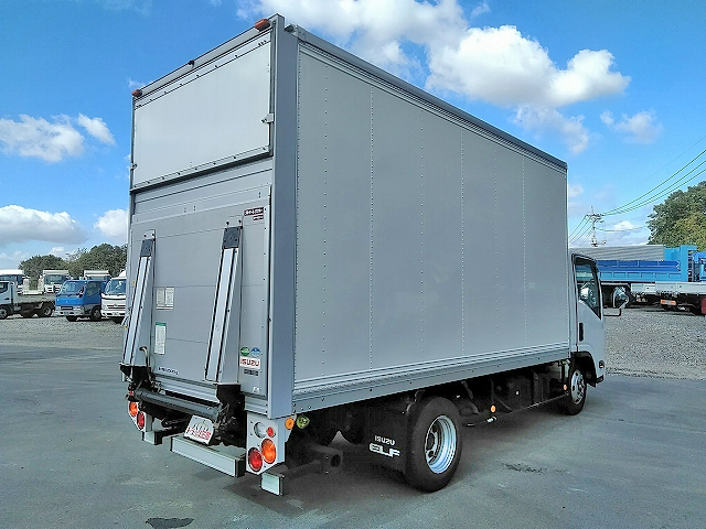 いすゞエルフパネルバン小型（2t・3t）[写真02]