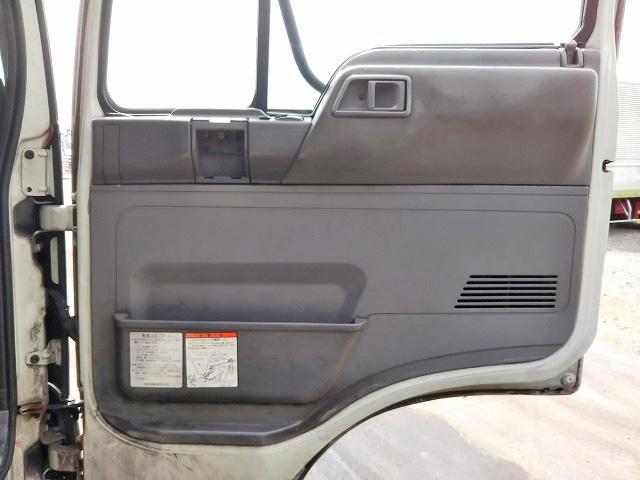 日野レンジャー冷蔵冷凍ウイング中型（4t）[写真30]