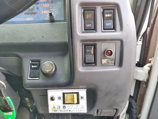 日野レンジャー冷蔵冷凍ウイング中型（4t）[写真38]