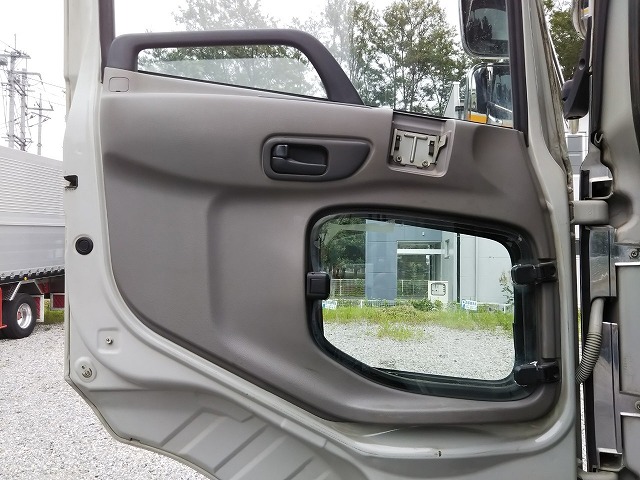 UDトラックスクオンダンプ大型（10t）[写真25]