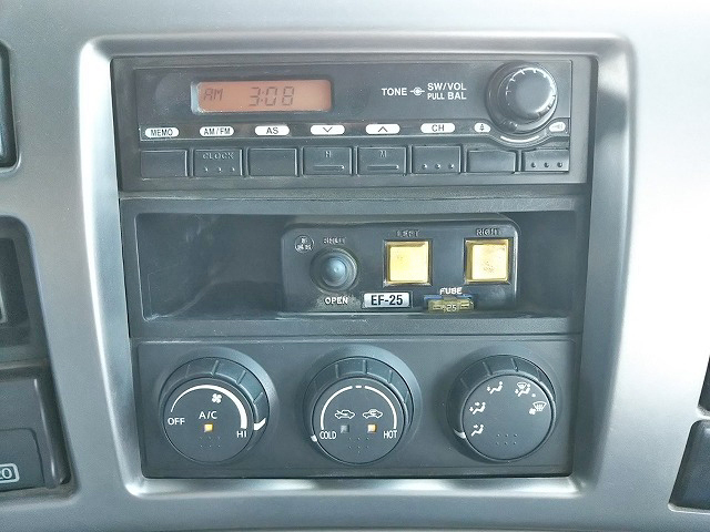 UDトラックスクオンダンプ大型（10t）[写真35]