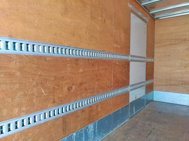 三菱ふそうキャンターアルミバン小型（2t・3t）[写真11]