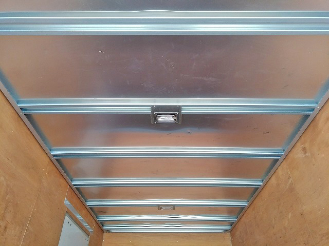 三菱ふそうキャンターアルミバン小型（2t・3t）[写真09]