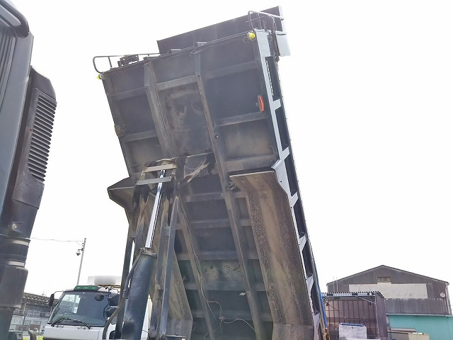三菱ふそうスーパーグレートダンプ大型（10t）[写真11]