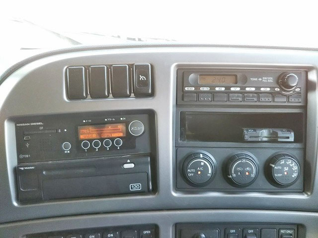 UDトラックスクオン家畜運搬車大型（10t）[写真36]