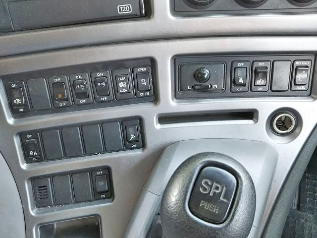 UDトラックスクオン家畜運搬車大型（10t）[写真37]