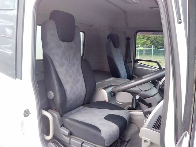 UDトラックスクオンダンプ大型（10t）[写真28]