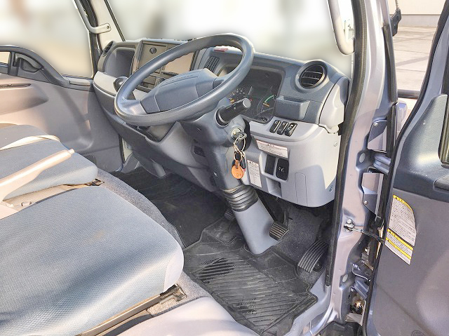 三菱ふそうキャンターアルミバン小型（2t・3t）[写真19]