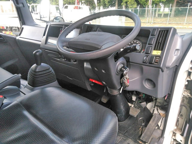 いすゞエルフアルミバン小型（2t・3t）[写真32]