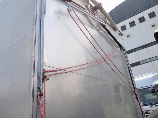 日野レンジャー幌ウイング中型（4t）[写真11]