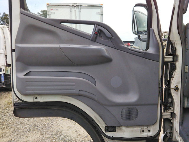 三菱ふそうキャンターアルミウイング小型（2t・3t）[写真30]