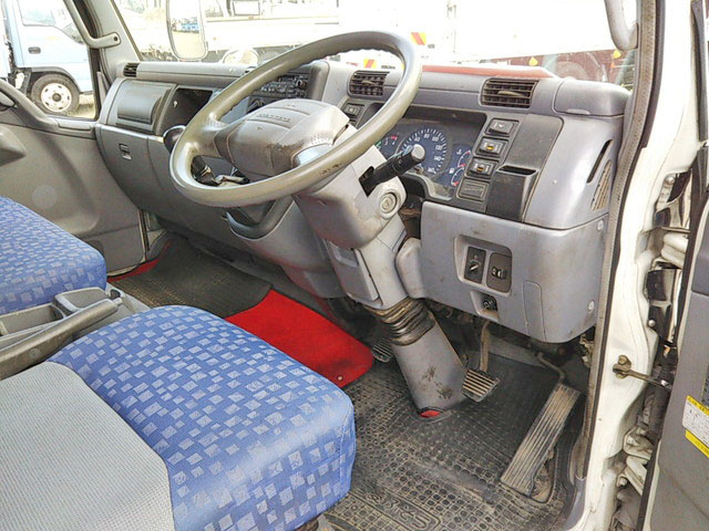 三菱ふそうキャンターアルミウイング小型（2t・3t）[写真33]