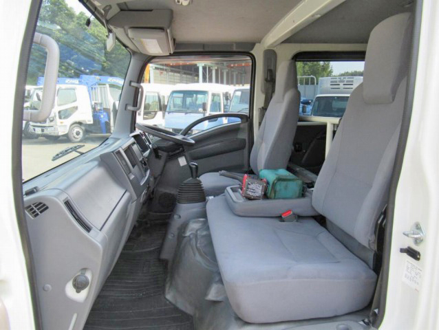 いすゞエルフダブルキャブ・クレーン付小型（2t・3t）[写真32]