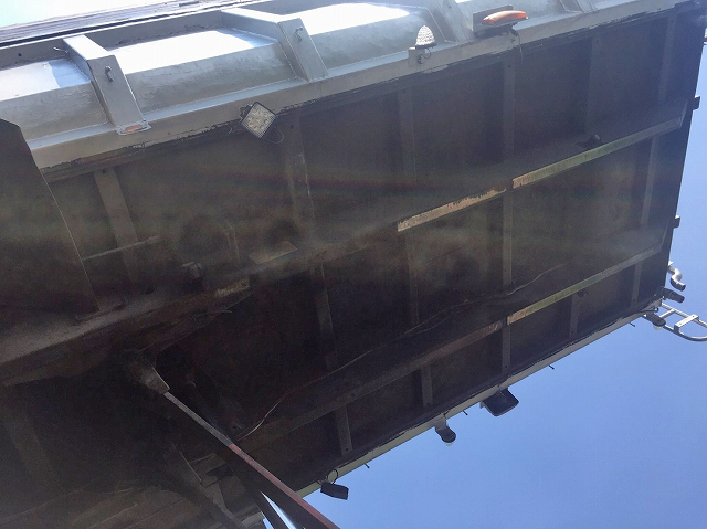 いすゞギガ深ダンプ（土砂禁ダンプ）大型（10t）[写真10]