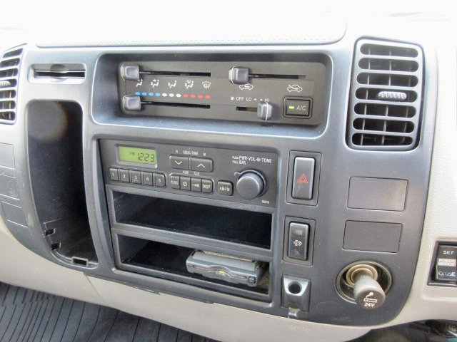 トヨタトヨエース幌ウイング小型（2t・3t）[写真33]