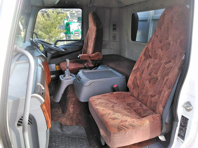 三菱ふそうファイター幌ウイング中型（4t）[写真28]