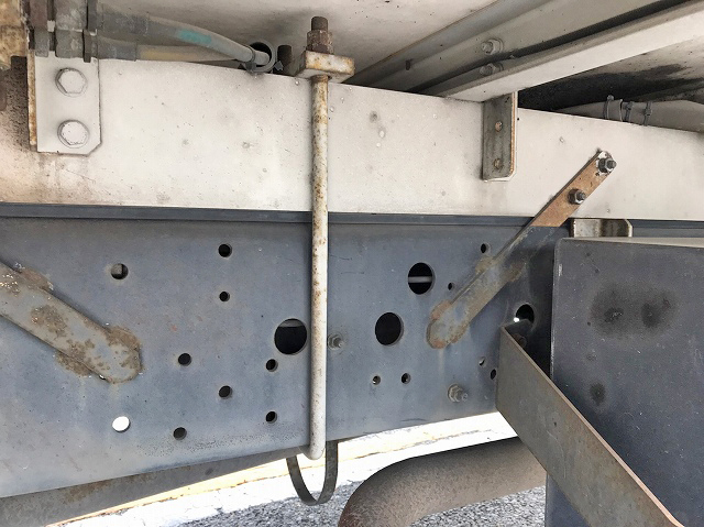 いすゞフォワード冷蔵冷凍ウイング中型（4t）[写真18]