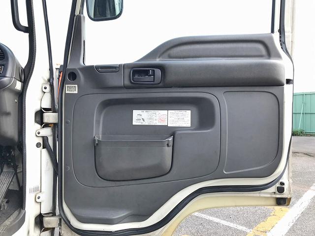 いすゞフォワード冷蔵冷凍ウイング中型（4t）[写真28]