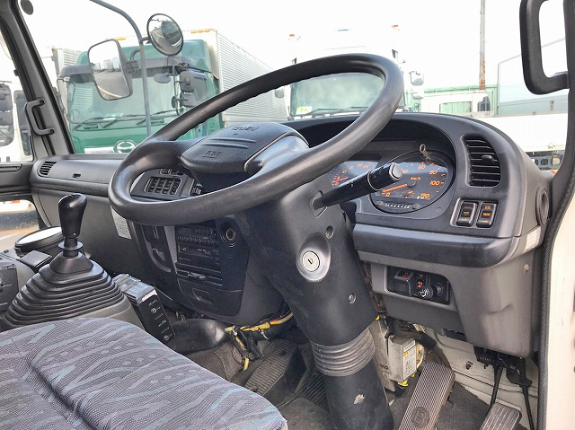 いすゞフォワード冷蔵冷凍ウイング中型（4t）[写真30]