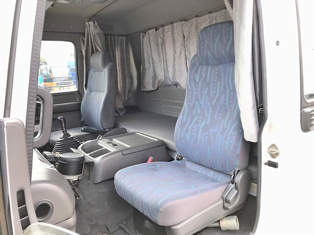 いすゞフォワード冷蔵冷凍ウイング中型（4t）[写真31]