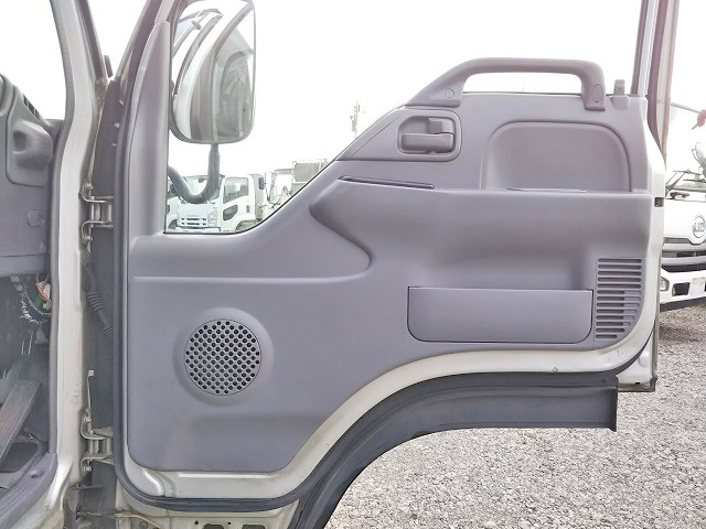 いすゞエルフアルミバン小型（2t・3t）[写真31]