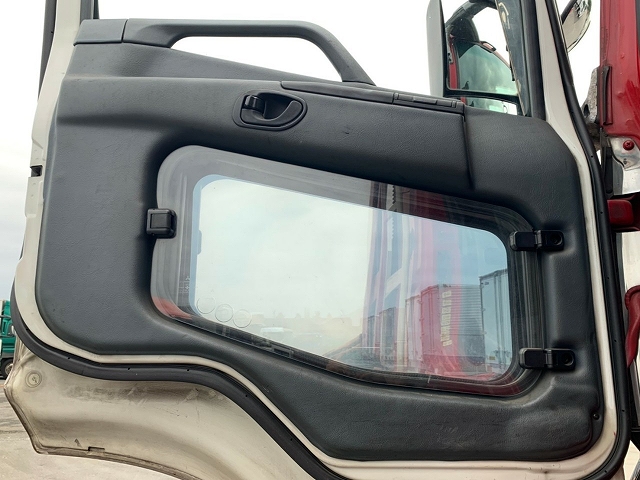 三菱ふそうスーパーグレート平ボディ大型（10t）[写真25]