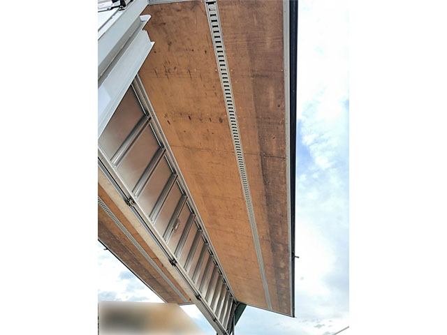 いすゞギガアルミウイング大型（10t）[写真10]