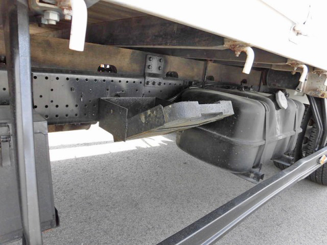 いすゞフォワードユニック4段中型（4t）[写真04]