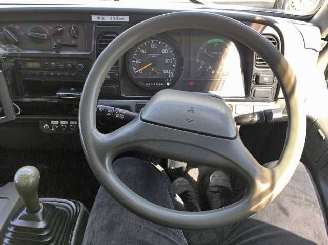 三菱ふそうキャンターアルミバン小型（2t・3t）[写真25]