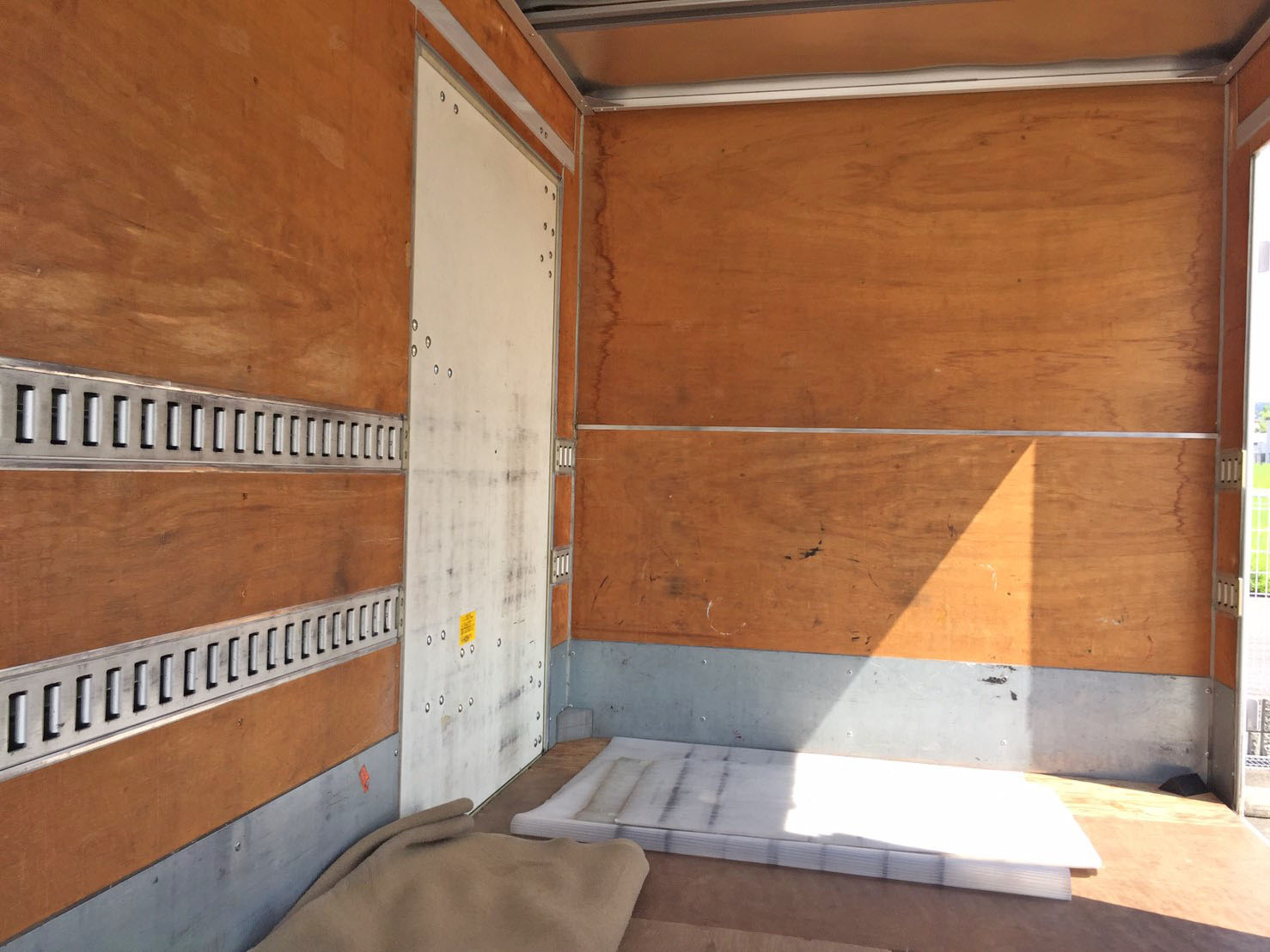 三菱ふそうキャンターアルミバン小型（2t・3t）[写真09]