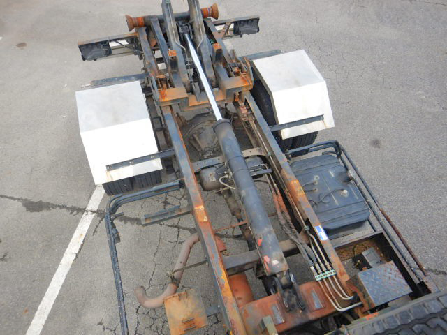 いすゞフォワードヒアブ付コンテナ専用車増トン（6t・8t）[写真10]