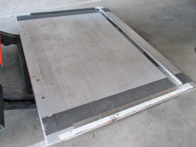 いすゞエルフ冷凍車（冷蔵車）小型（2t・3t）[写真12]