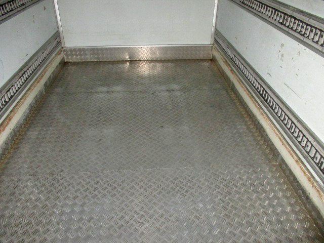 いすゞエルフ冷凍車（冷蔵車）小型（2t・3t）[写真09]