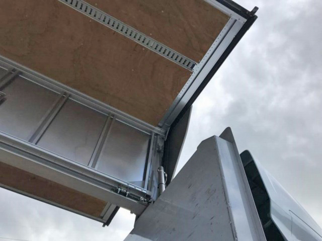 UDトラックスクオンアルミウイング大型（10t）[写真16]