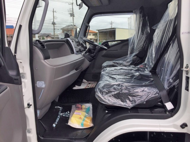 三菱ふそうキャンター平ボディ小型（2t・3t）[写真13]