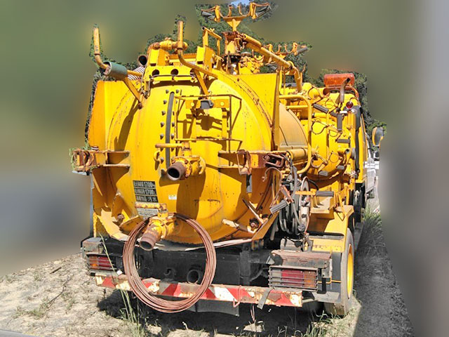 いすゞエルフ汚泥吸引車小型（2t・3t）[写真03]