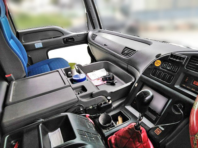 いすゞギガアルミウイング大型（10t）[写真20]