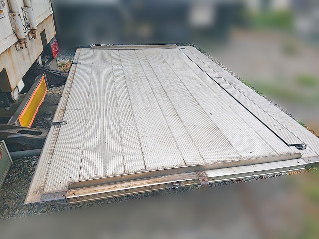 いすゞギガアルミウイング大型（10t）[写真11]