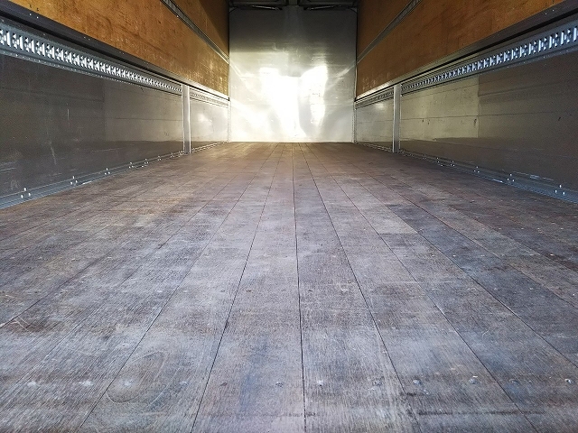 いすゞギガアルミウイング大型（10t）[写真12]