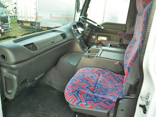 いすゞギガアルミウイング大型（10t）[写真26]