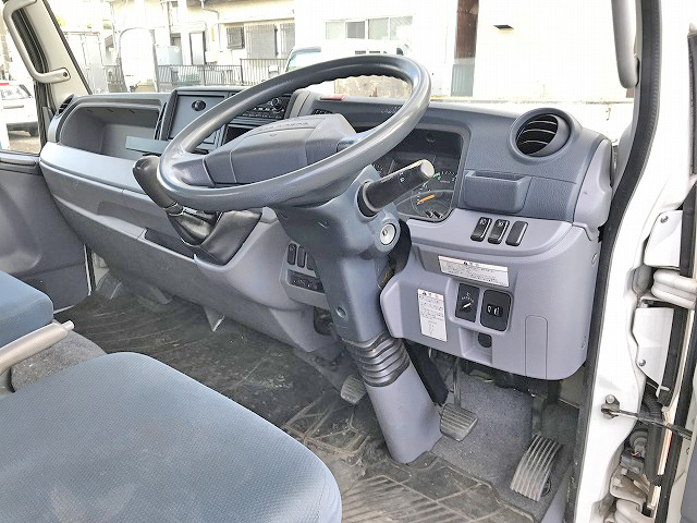 三菱ふそうキャンター平ボディ小型（2t・3t）[写真29]