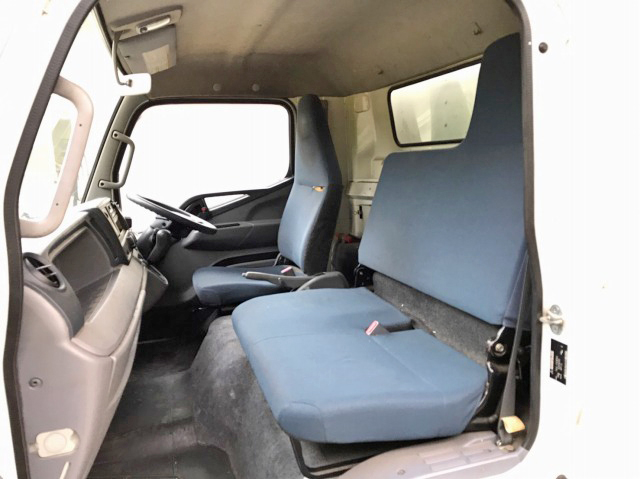 三菱ふそうキャンターアルミバン小型（2t・3t）[写真32]