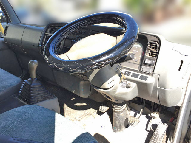 三菱ふそうキャンター平ボディ小型（2t・3t）[写真15]