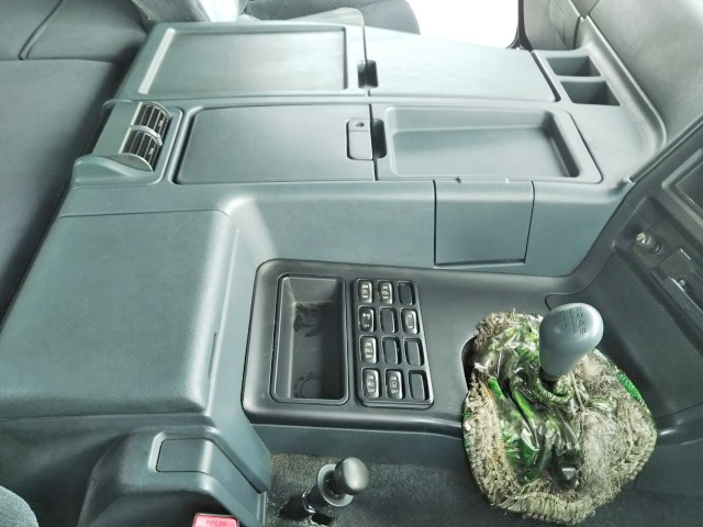 三菱ふそうスーパーグレート平ボディ大型（10t）[写真36]