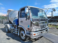 UDトラックスコンドルミキサー車（コンクリートミキサー）増トン（6t・8t）[写真03]